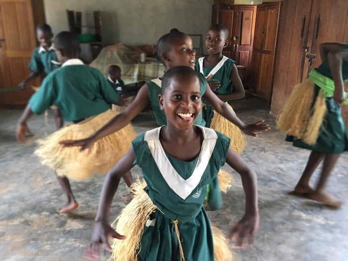 girls_wearing_grass_skirts_dancing.jpg